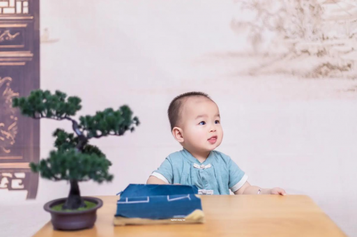 永兴怀孕肚子中间凹两边凸